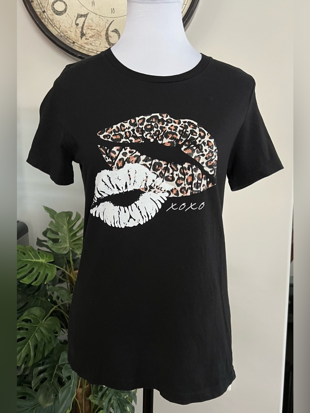 Lotus Fashion Crew Neck Graffic Tee